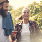 גבר ואישה שותים יין תמונה ראשית לפוסט אוכל בפורטוגל