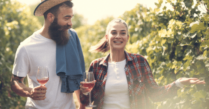 גבר ואישה שותים יין תמונה ראשית לפוסט אוכל בפורטוגל